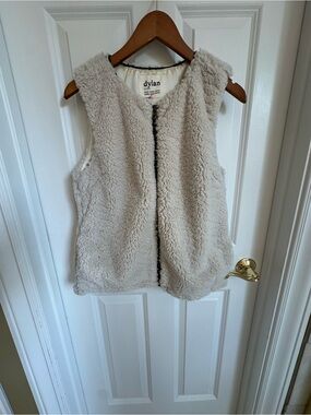 dylan plush sherpa vest in light beige